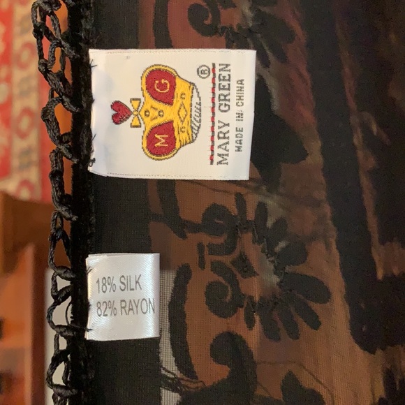 Lovely black evening wrap with velvet roses - Picture 3 of 3